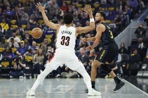 庫(kù)里上腳的“蝙蝠俠”據(jù)說(shuō)是李寧團(tuán)隊(duì)火速送去的 難道要聯(lián)手了？