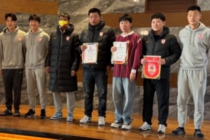 亞泰為賽季客場全勤球迷頒發(fā)紀念證書，譚龍、玄智健等球員頒獎