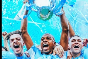 效力9年！曼城官方致敬費(fèi)爾南迪尼奧：祝你在退役后一切順利！