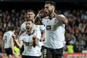 精彩！26歲前鋒雨果·杜羅對萊萬特倒鉤破門，為瓦倫打進制勝球