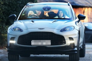 太陽(yáng)報(bào)：格拉利什抱著愛犬駕駛著阿斯頓馬丁兜風(fēng)