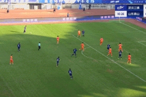 進(jìn)球無效！達(dá)蘭頭球攻破王大雷十指關(guān)，裁判經(jīng)VAR確認(rèn)判越位在先