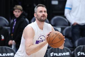 老當益壯！樂福首節(jié)三分5中4射落12分&另有1帽 幫助爵士領先14分