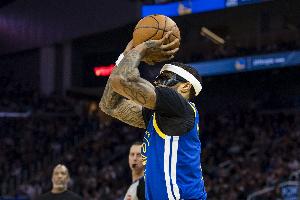 太拼了！小佩頓倒地拼搶有點受傷 回到更衣室接受治療了