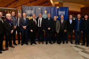 每體：拉波爾塔出席巴薩球員協(xié)會的圣誕晚宴并致辭