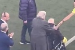 回諾坎普！巴薩賽前辦儀式，曾參與諾坎普落成典禮的資深會員參加