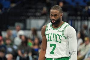 第5犯！杰倫·布朗揮肘打到曼恩被吹進(jìn)攻犯規(guī) 綠軍選擇挑戰(zhàn)但失敗