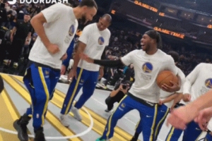 回主場真開心！勇士眾將賽前圍圈 庫里在中央熱舞引得眾人大笑