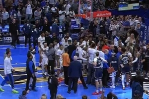 打完球打架？賽后華盛頓和費爾斯起沖突 但被拉開沒有判罰