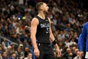 克萊：灰熊之前玩過(guò)臟的 22年季后賽他們把我隊(duì)友胳膊肘弄骨折了