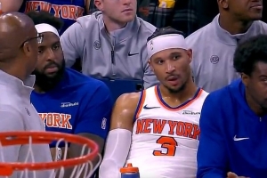 滿臉不甘！薩格斯上籃打時(shí)間差被犯規(guī) 哈特6犯離場(chǎng)