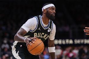 看著就痛！波蒂斯上籃被CC頂?shù)较麦w 痛苦倒地