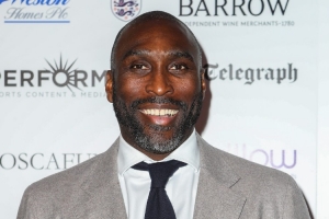 坎貝爾談被熱刺球迷攻擊：到現(xiàn)在都沒人道歉，這跟菲戈的遭遇很像