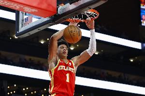 新鷹王起飛！杰倫·約翰遜封蓋霍金斯 隨后一條龍完成滑翔暴扣