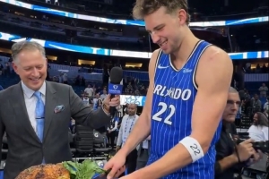 感恩節(jié)降至！小瓦格納賽后在魔術(shù)主場(chǎng)一邊接受采訪一邊切火雞