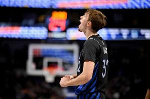 比賽氣質(zhì)越來越好！弗拉格45度角三分線外手起刀落 助隊追平比分