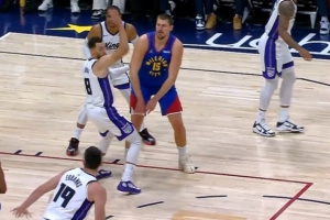 你只管飛！約基奇拿球吸引防守 擊地妙傳助攻沃特森吃餅暴扣