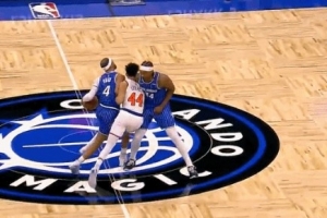 意料之外！沙梅特擠掩護撞到小卡特 自己胳膊受傷痛苦離場