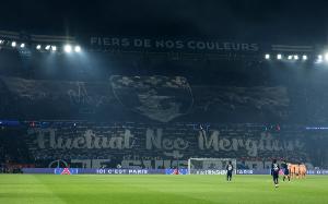 巴黎圣日耳曼主場看臺大幅TIFO，悼念10年前巴黎恐襲受害者