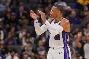 手起刀落！威少最后時刻壓時間單打 負(fù)角度高難度金雞獨(dú)立命中！