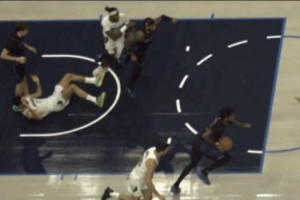 急了！阿爾達(dá)馬倒地一把摟倒弗拉格 裁判回放后給了一級惡犯