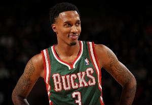 還記得他嗎？雄鹿節(jié)間休息 詹寧斯參與三分大賽勝出