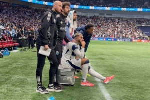 暖心！溫哥華球員沖入場(chǎng)內(nèi)慶祝，穆勒轉(zhuǎn)身?yè)肀軅年?duì)友