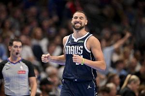 手感火熱！克萊上半場出戰(zhàn)11分鐘 三分6中4砍下14分