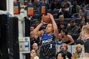 穩(wěn)定輸出！貝恩半場9中4拿到15分2板1斷 首節(jié)10分