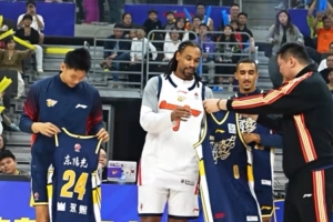 廣東隊(duì)官方社媒曬朱芳雨為4大新援發(fā)放球衣視頻：社牛入隊(duì)儀式