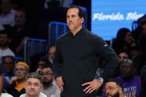 是誰(shuí)？熱火前助教：我親眼見(jiàn)過(guò)萊利威脅要交易走想解雇斯波的超巨