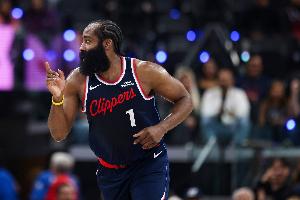 42分賽季新高！哈登迎著兩個(gè)人撲防直接轟進(jìn)3+1 對(duì)手一級(jí)惡意犯規(guī)