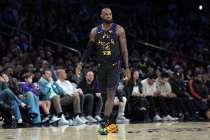 拜倫·斯科特：詹姆斯必須控制出場時間為季后賽留力 他不再年輕