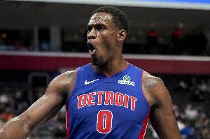 真硬??！杜倫強吃特納轉(zhuǎn)身上籃打成2+1 分差達(dá)到20分