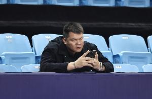 總經(jīng)理正在熱身？宏遠(yuǎn)球迷嘉年華隊(duì)內(nèi)三分賽 朱芳雨三分10中3略拉