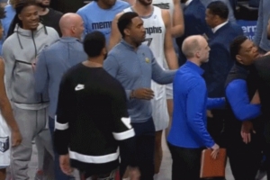 什么情況？比賽結(jié)束后克萊和場下的莫蘭特發(fā)生口角 及時被拉開了