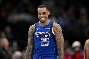 強行加戲！華盛頓扣籃被筐帽 自己拿板上籃得分