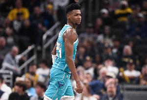 復出狀態(tài)不錯！布蘭登·米勒快攻中接球展翅翱翔 起飛暴扣