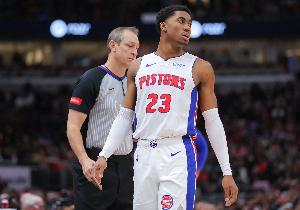 賽季首秀！艾維復(fù)出15分鐘6中4拿到10分1板2助1斷