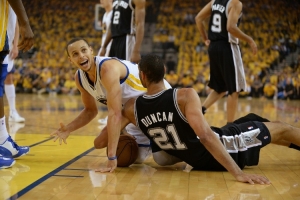 庫(kù)里進(jìn)NBA在馬刺會(huì)怎樣？楊毅：波波不喜歡頂投三分 可能打不出來(lái)