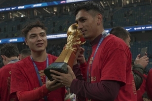 吾提米江：看到獎杯還是覺得一點也不累，一切都值得