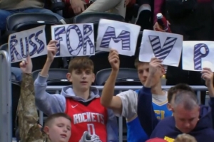 末節(jié)7中6爆砍15分！身穿火箭威少球衣的球迷舉牌子：威少是MVP