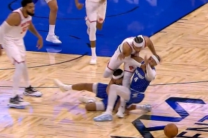 賠了夫人又折兵！哈特失誤后反搶犯規(guī) 還摟薩格斯脖子被吹T