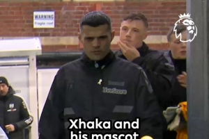 好暖！扎卡賽前給球童穿上自己的外套