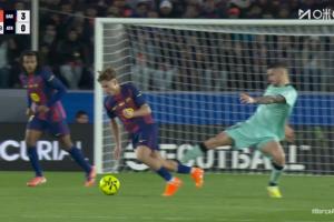 巴薩多打一人！桑賽特兇狠踢倒費(fèi)爾明，被直紅罰下