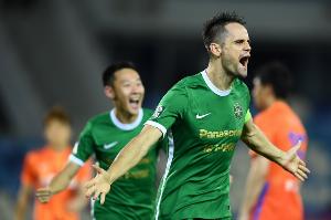 難說再見！告別儀式上，弗蘭克用中文深情獻唱《月亮代表我的心》