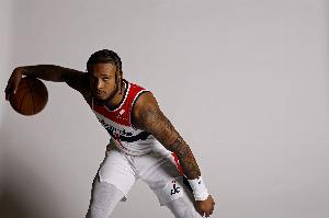 亂戰(zhàn)高手！惠特摩爾半場10分鐘6中5砍下14分5板 罰球3中3