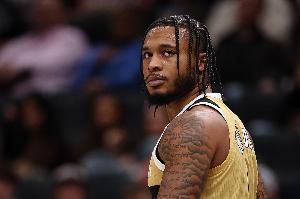 風(fēng)卷殘?jiān)?！惠特摩爾一條龍直殺籃下 起飛隔扣杰倫·史密斯打2+1