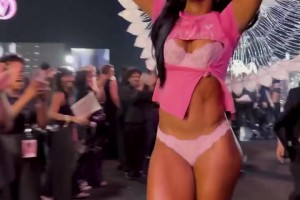 這是要改行當模特？安吉爾-里斯參加維秘內衣秀 這造型如何？