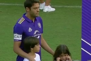 那一天，卡卡結(jié)束了自己 16 年的傳奇生涯，依依不舍地告別了足球